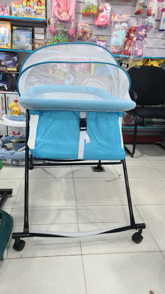 سرير لحديثي الولادة متعدد الاستخدامات