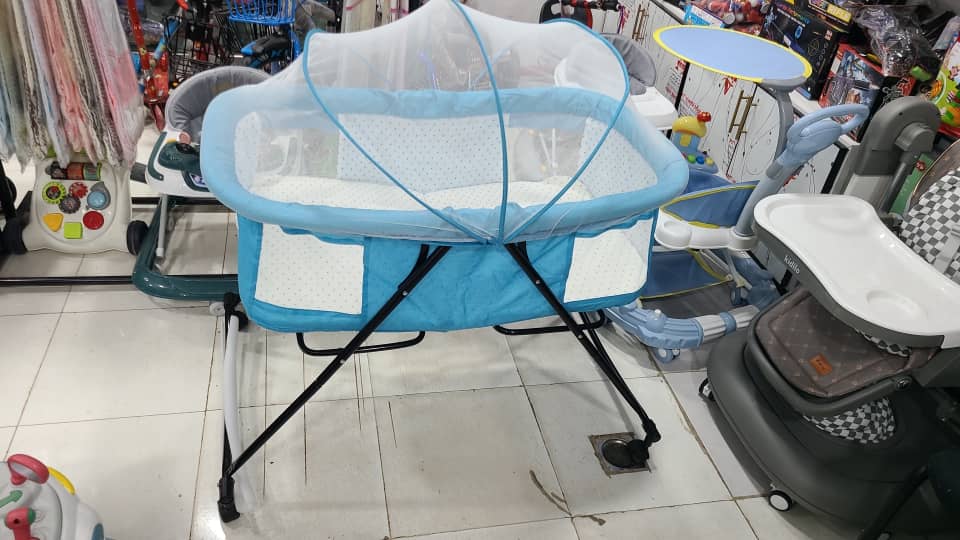 سرير لحديثي الولادة متعدد الاستخدامات